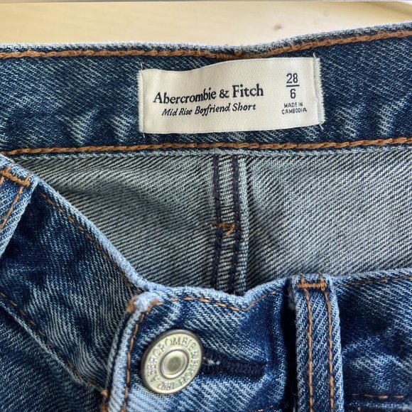 Abercrombie Mid Rise Boyfriend Short - Picture 2 of 3